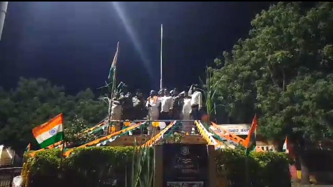 Mudhol: ಬೇಡರ ಊರಲ್ಲಿ ಮಧ್ಯರಾತ್ರಿ‌ ಧ್ವಜಾರೋಹಣ