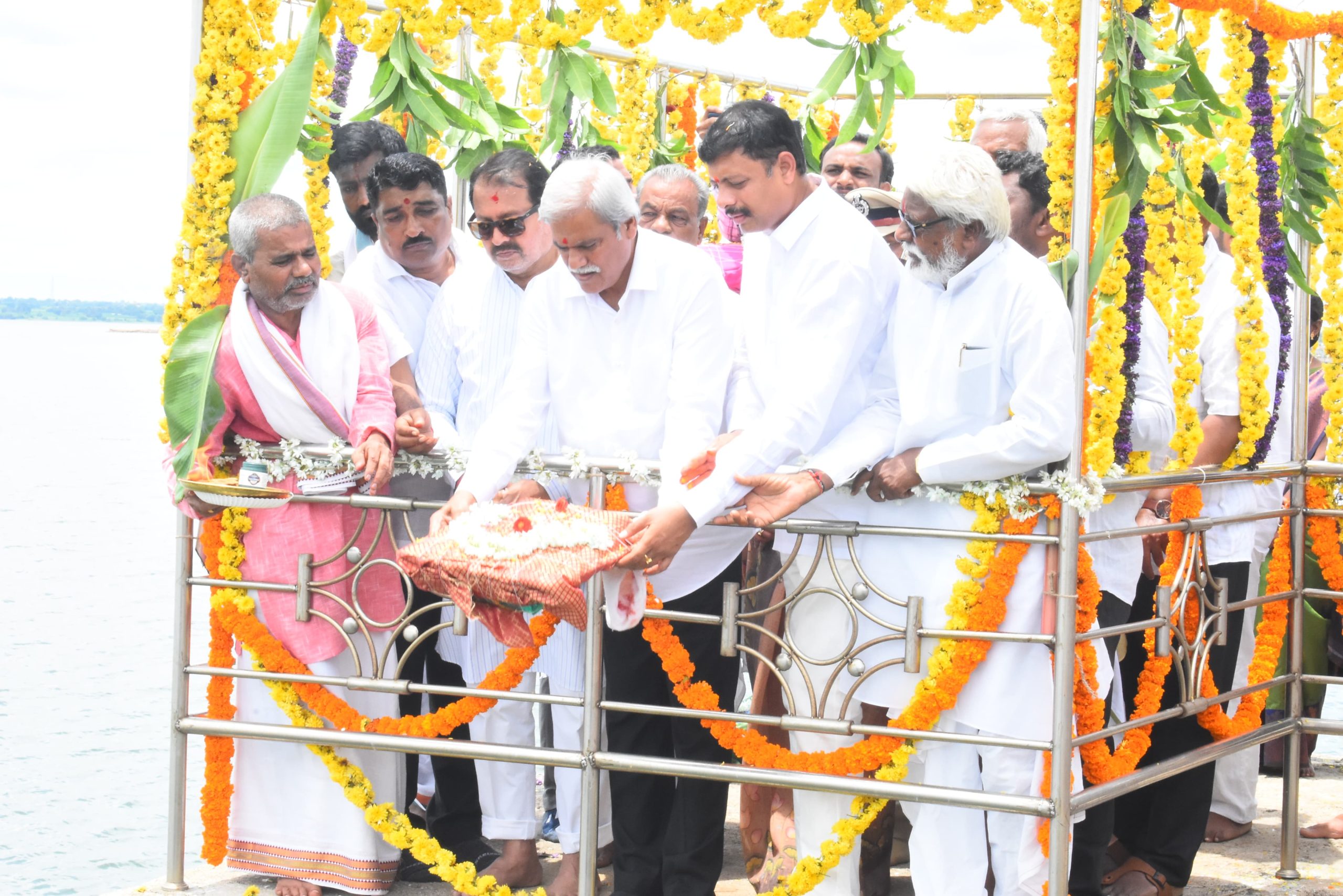 Narayanapur dam: ನಾರಾಯಣಪುರದ ಬಸವಸಾಗರ ಡ್ಯಾಮ್ ಭರ್ತಿ.. ಬಾಗಿನ ಅರ್ಪಿಸಿದ ಜಿಲ್ಲಾ ಉಸ್ತುವಾರಿ ಸಚಿವ ದರ್ಶನಾಪೂರ