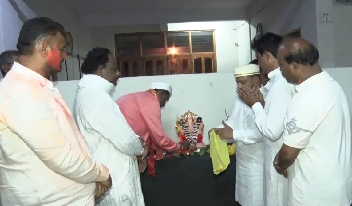 ವಿಜಯಪುರ ಪಾಲಿಕೆಯಲ್ಲಿ ಮಧ್ಯರಾತ್ರಿ ಗಣೇಶ ಪ್ರತಿಷ್ಠಾಪನೆ, ಸ್ಥಳಕ್ಕೆ ಪೊಲೀಸರು ದೌಡು