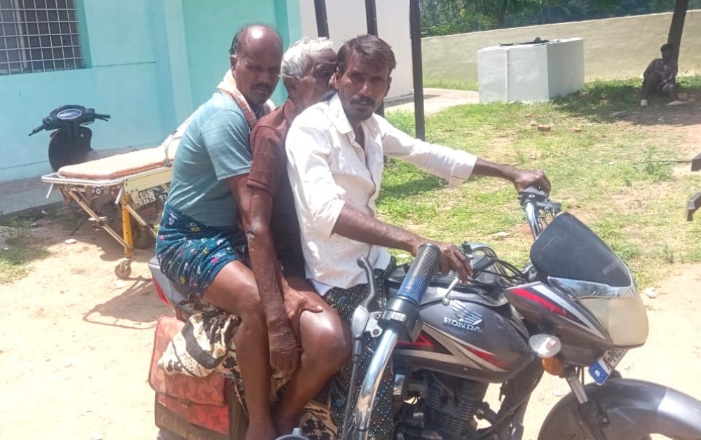 The children carried the father's dead body on the bike