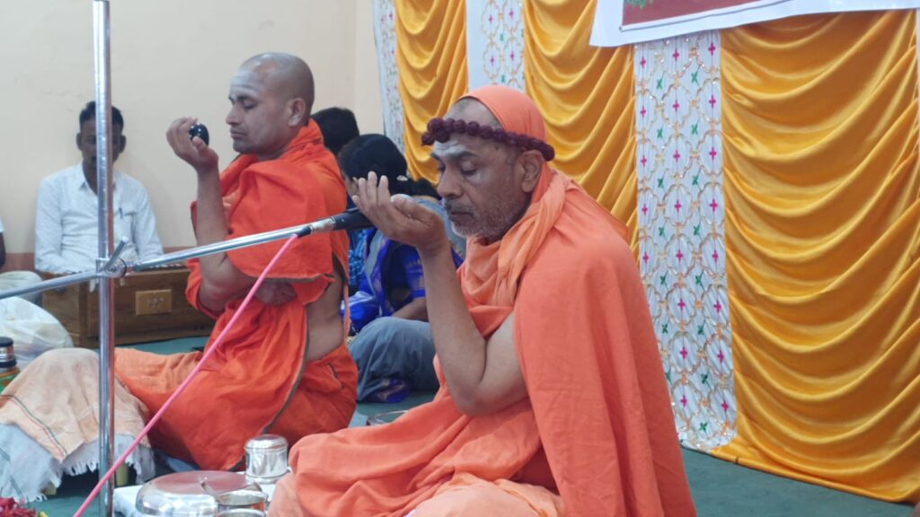 Mass Ishtalinga Puja led by Ilakal Guru Mahanta Swamiji