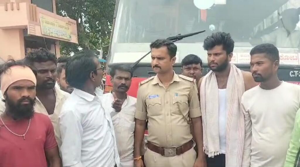 Protest: Protest by students and villagers by stopping the bus in Yadahalli village