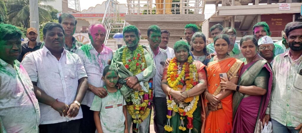 Muddebihal: Congressmen got municipal council.. Mahbooba Golasangi is the president, Preeti Degina is the vice president.