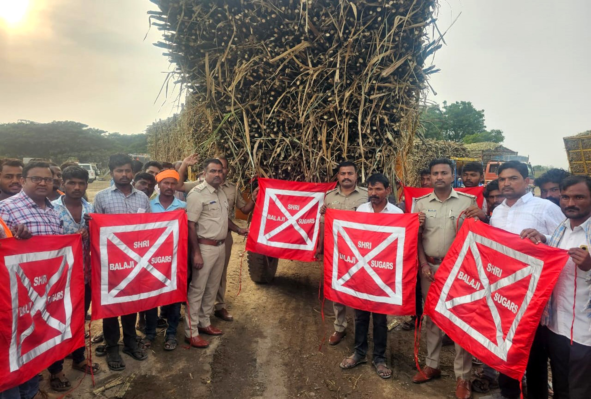 ಕಬ್ಬು ಸಾಗಾಣಿಕ ಟ್ರಾಕ್ಟರ್‌ಗಳಿಗೆ ರಿಫ್ಲೆಕ್ಟರ್ ಬ್ಯಾನರ್ :  ಕಬ್ಬು ಸಾಗಿಸುವಾಗ ಎಚ್ಚರಿಕೆ ವಹಿಸಿ- ನಂದಗಾವಿ