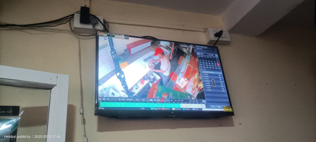 Mobile shop theft in broad daylight