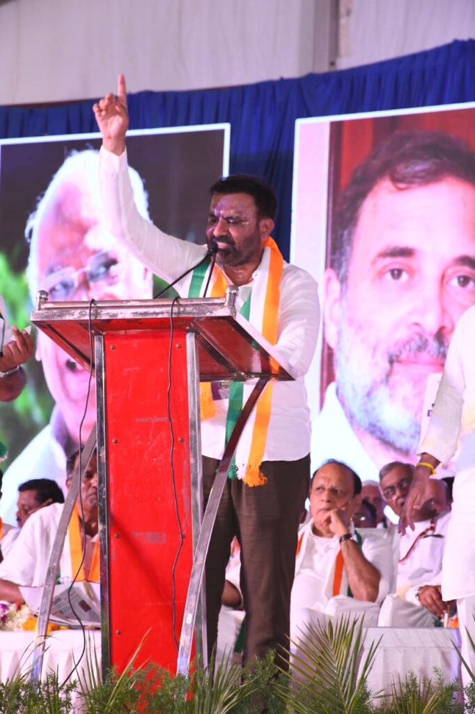 Labor Minister Santosh Lad thundered in the protest against the central government