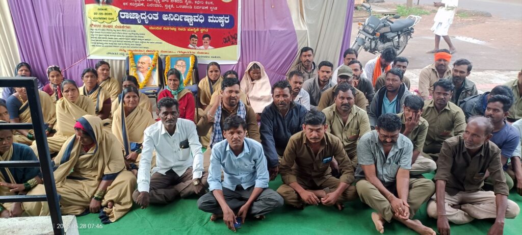Work stoppage by civil workers demanding fulfillment of demand