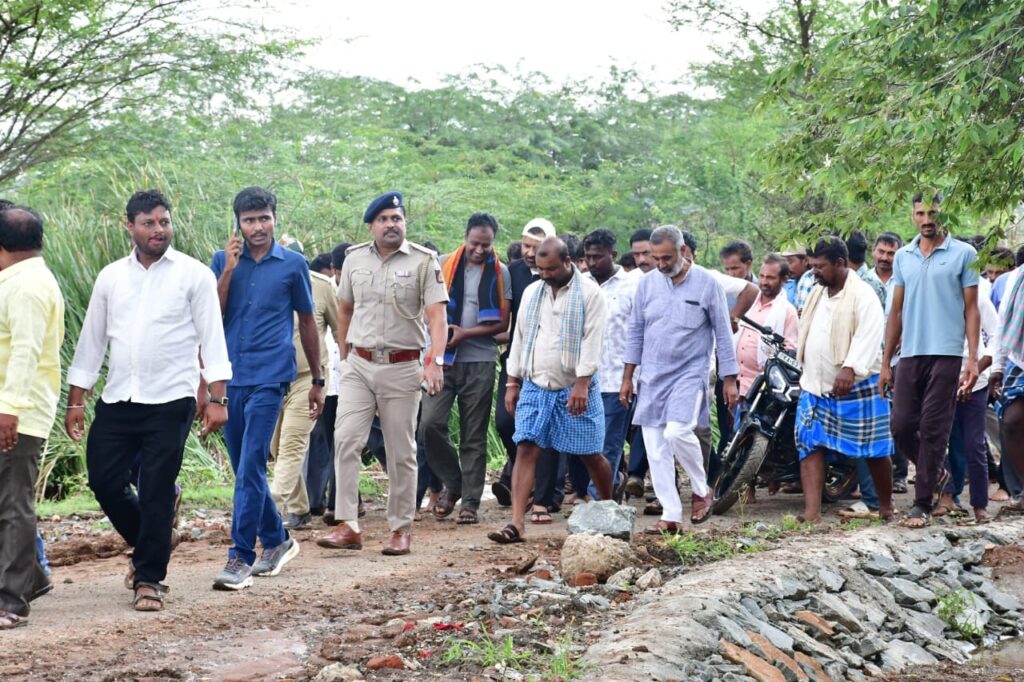 District In-charge Minister Santhosh Lad visited the flood affected areas of Kundagola Taluk