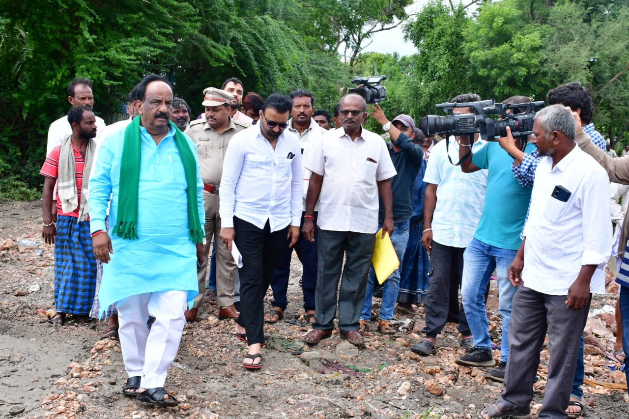ಹುಬ್ಬಳ್ಳಿ, ನವಲಗುಂದ ತಾಲೂಕಿನಲ್ಲಿ ಮಳೆ, ಪ್ರವಾಹ ಹಾನಿ ಪ್ರದೇಶಗಳ ಭೇಟಿ, ಪರಿಶೀಲನೆ