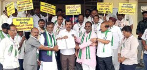 Massive protest by JDS party: Appeal to the governor to dismiss the Congress government