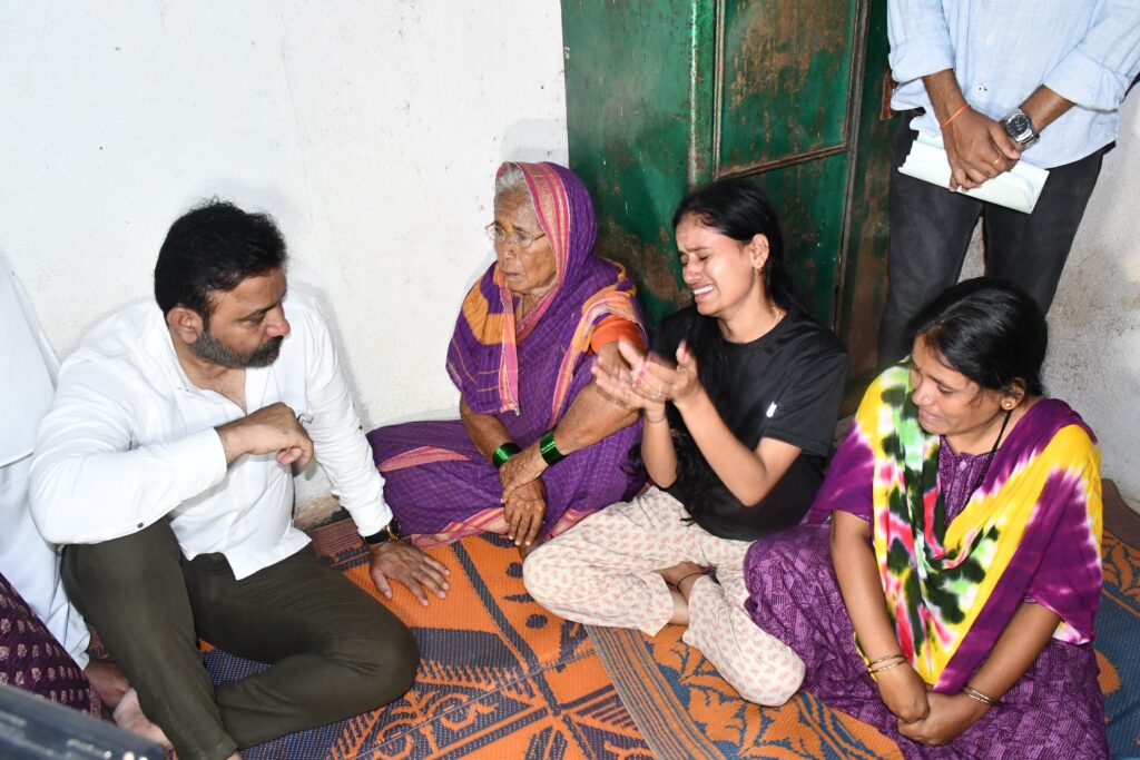 Minister Santosh Lad visited the families of farmers who died due to debt