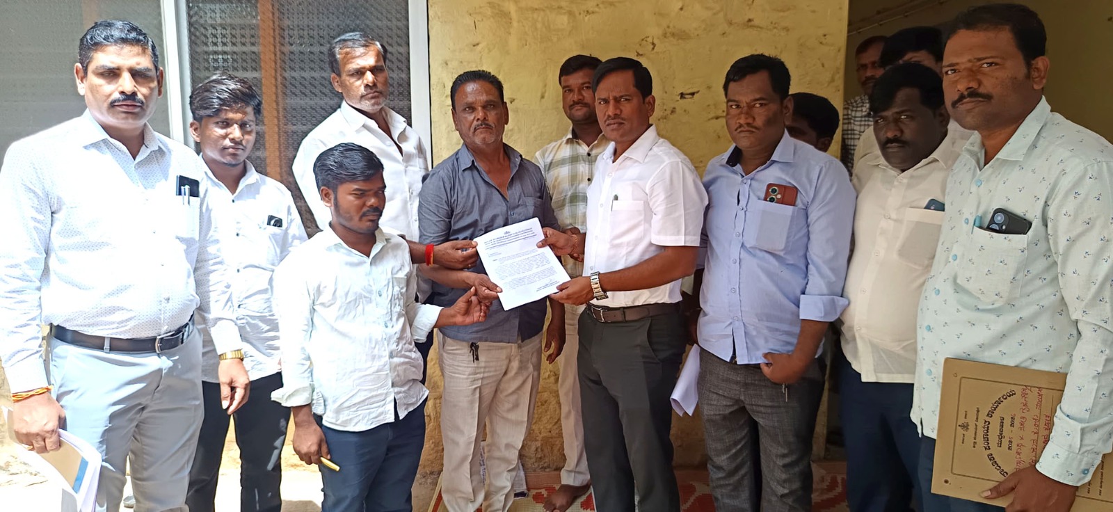 ತಾಪಂ ಕಚೇರಿ ಎದುರು ಧರಣಿ: ಪುರಸಭೆ ಮುಖ್ಯಾಧಿಕಾರಿಗೆ ನೋಟಿಸ್ ನೀಡಿದ ತಾಪಂ ಇಒ