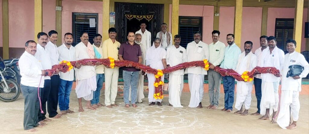 Kashi Rudrakshi Garland handed over by devotees to Kuntoji Ratha to the Committee