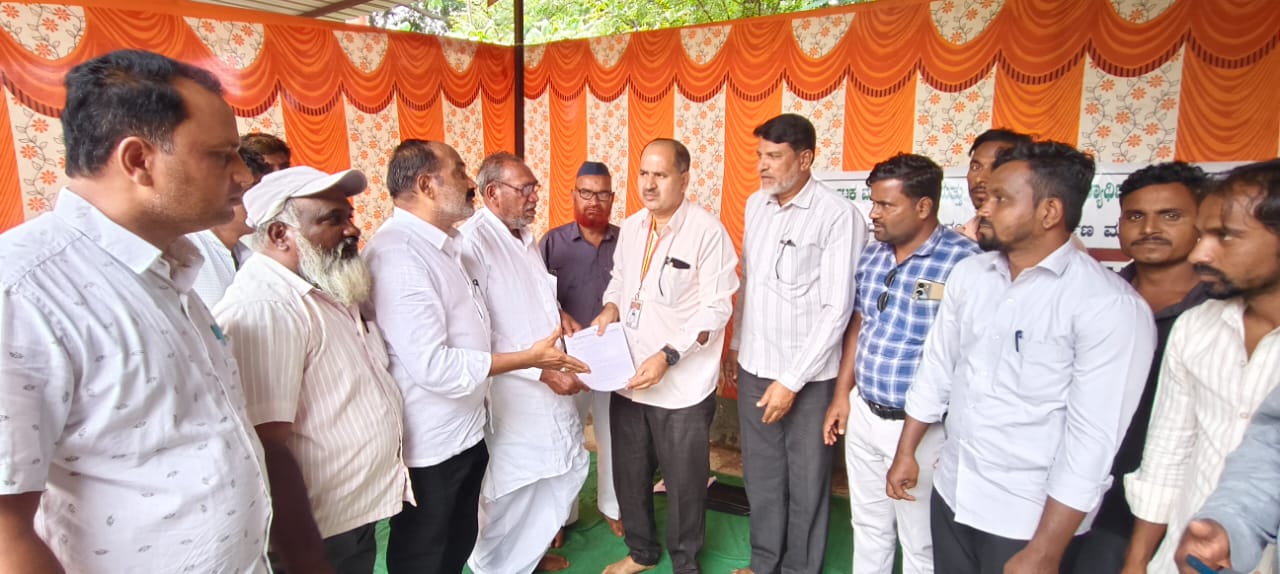 ಮುದ್ದೇಬಿಹಾಳ ಬಿಇಓ ಕಚೇರಿ ಮುಂದೆ ಧರಣಿ: ಶತಮಾನ ಕಂಡ ಶಾಲೆ ಆರಂಭಕ್ಕೆ ಒಂದು ವಾರ ಗಡುವು