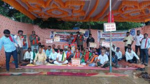 Workers' protest demanding fulfillment of various demands in the lap of rain raya