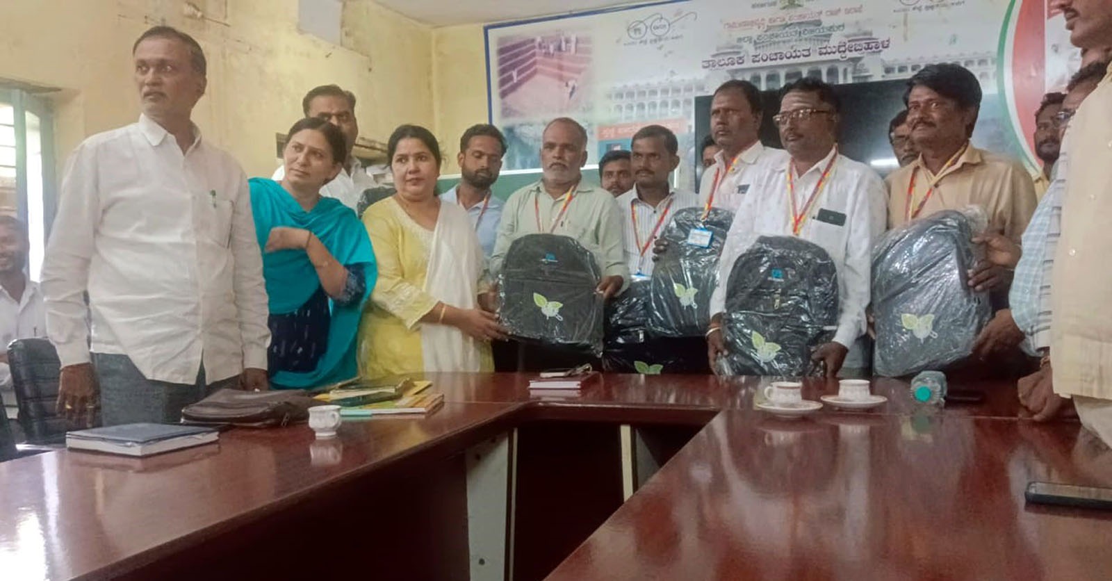 ಬೆಳೆ ಸಮೀಕ್ಷೆದಾರರಿಗೆ ಕಿಟ್ ವಿತರಣೆ