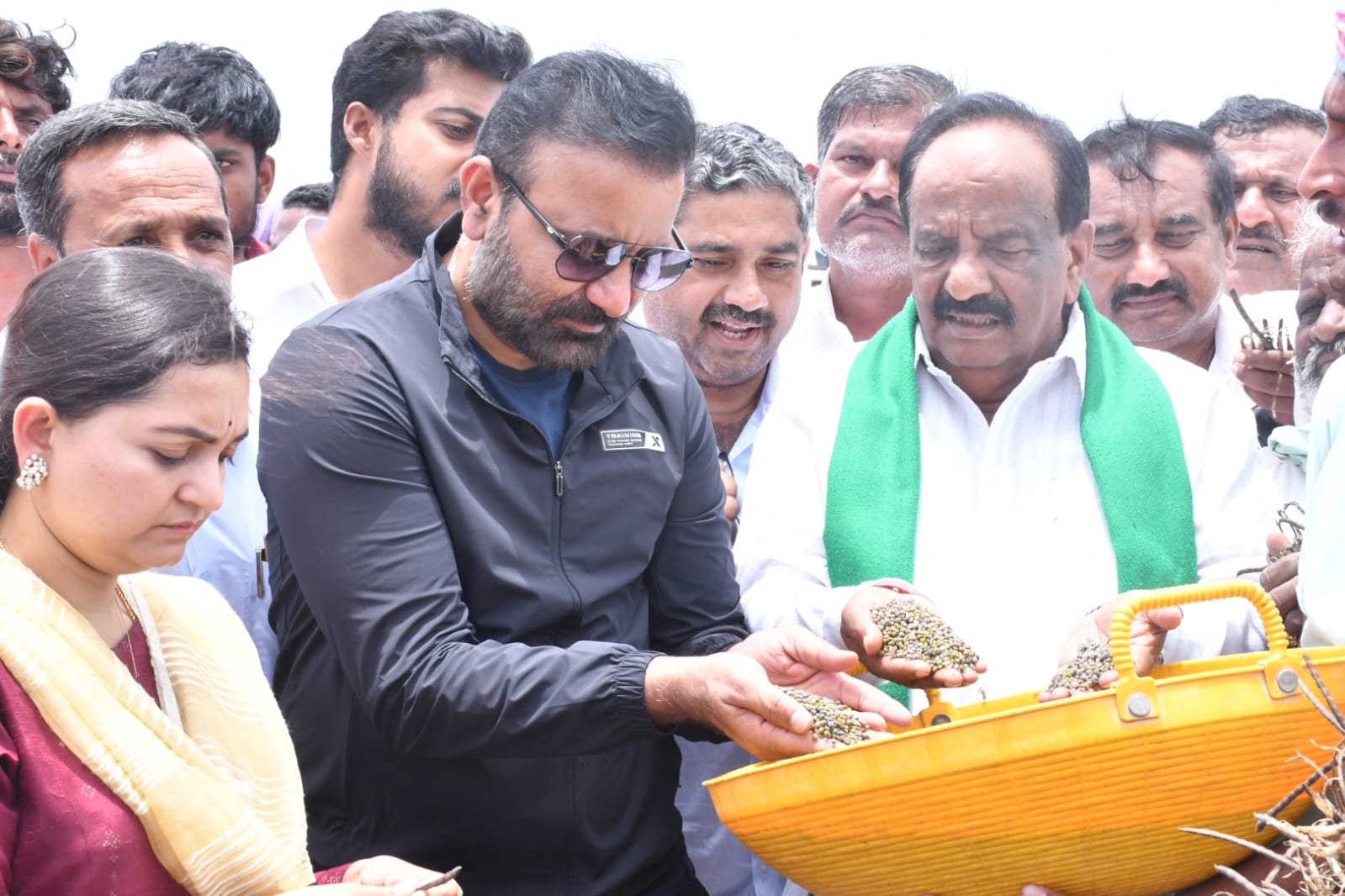 ಧಾರವಾಡ: ನಿರಂತರ ಮಳೆ, ಬೆಳೆ ಹಾನಿ ಪ್ರದೇಶಗಳಿಗೆ ಜಿಲ್ಲಾ ಉಸ್ತುವಾರಿ ಸಚಿವ ಸಂತೋಷ್‌ ಎಸ್‌ ಲಾಡ್‌ ಭೇಟಿ