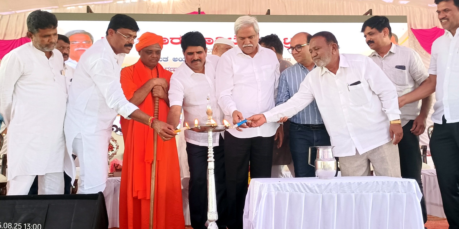 ಗಳಿಸಿದ್ದರಲ್ಲಿ ಬಡವರ ಏಳ್ಗೆಗೆ ದಾನ ಮಾಡಿ- ದರ್ಶನಾಪೂರ
