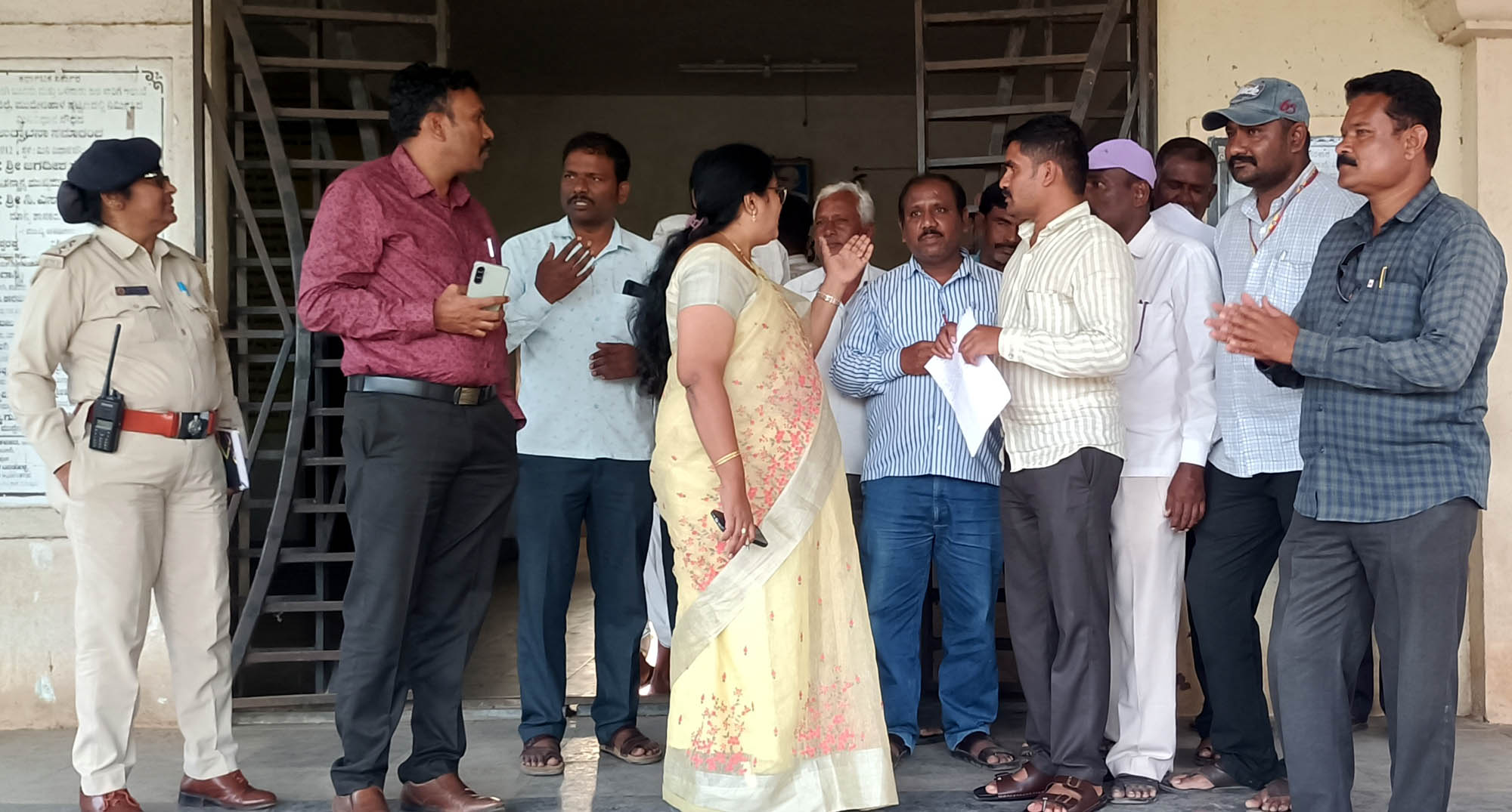 ಗ್ರಾಪಂ ಮಟ್ಟದ ಸೇವೆ ಅಸ್ತವ್ಯಸ್ತ ಸಾಧ್ಯತೆ:                        ಗ್ರಾ.ಪಂ ನೌಕರರನ್ನು ಸಮೀಕ್ಷೆಯಿಂದ ಕೈಬಿಡಲು ಒತ್ತಾಯ