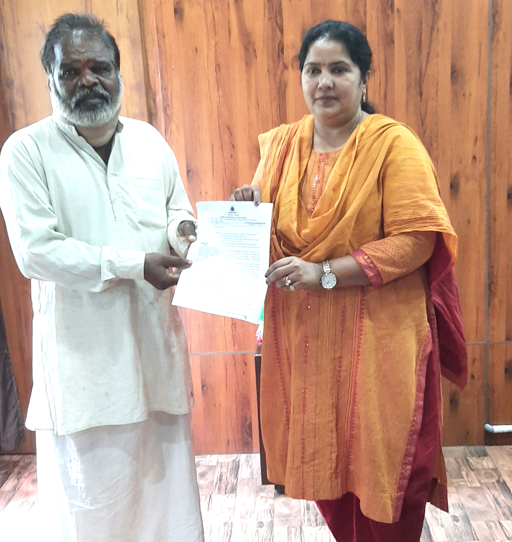 ಮನೆ ಬಿದ್ದು ಮೂವರು ಗಾಯಗೊಂಡಿದ್ದ ಪ್ರಕರಣ: ತಹಶೀಲ್ದಾರ್ ಕಚೇರಿಗೆ ಬಂದು ಪರಿಹಾರ ಪಡೆದ ಸಂತ್ರಸ್ಥ..!