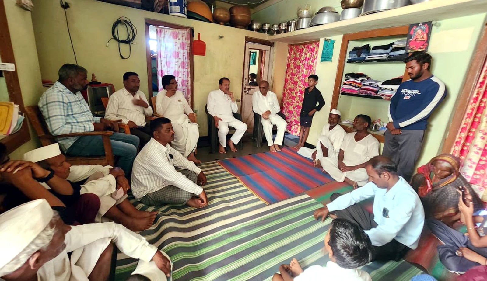 ಕುಂಟೋಜಿಗೆ ಶಾಸಕ ನಾಡಗೌಡ ಭೇಟಿ: ಆತ್ಮಹತ್ಯೆ ಮಾಡಿಕೊಂಡ ರೈತನ ಕುಟುಂಬಕ್ಕೆ ಸಾಂತ್ವನ