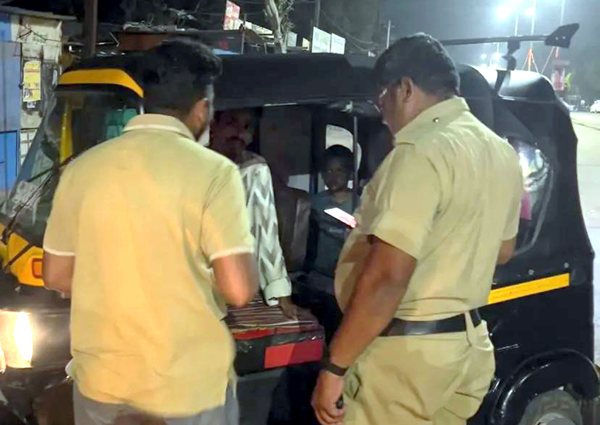 ತಾಯಿ-ಮಗನನ್ನು ಮಧ್ಯರಾತ್ರಿ ಊರಿಗೆ ತಲುಪಿಸಿ ಮಾನವೀಯತೆ ಮೆರೆದ ‘112’ ಪೊಲೀಸರು..!