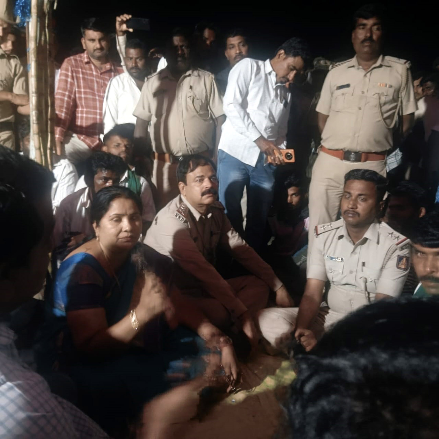 ತಹಶೀಲ್ದಾರ್ ಸಂಧಾನ ವಿಫಲ : ಲಿಖಿತ ಆದೇಶ ಬರುವರೆಗೂ ಹೋರಾಟ ಮುಂದುವರಿಕೆ