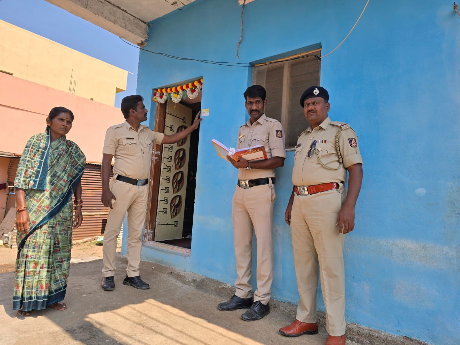 ಮನೆಮನೆಗೆ ಪೋಲಿಸ್ ಭೇಟಿ ನೀಡಿ ಕಾನೂನು ಅರಿವು ಕಾರ್ಯಕ್ರಮ