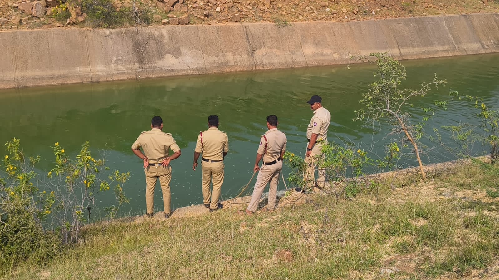 MUDDEBIHAL :  ಕಾಲುವೆಯಲ್ಲಿ ಜಾರಿ ಬಿದ್ದು ಮೂವರು ಕಣ್ಮರೆ : ಮುಂದುವರೆದ ಶೋಧ ಕಾರ್ಯ