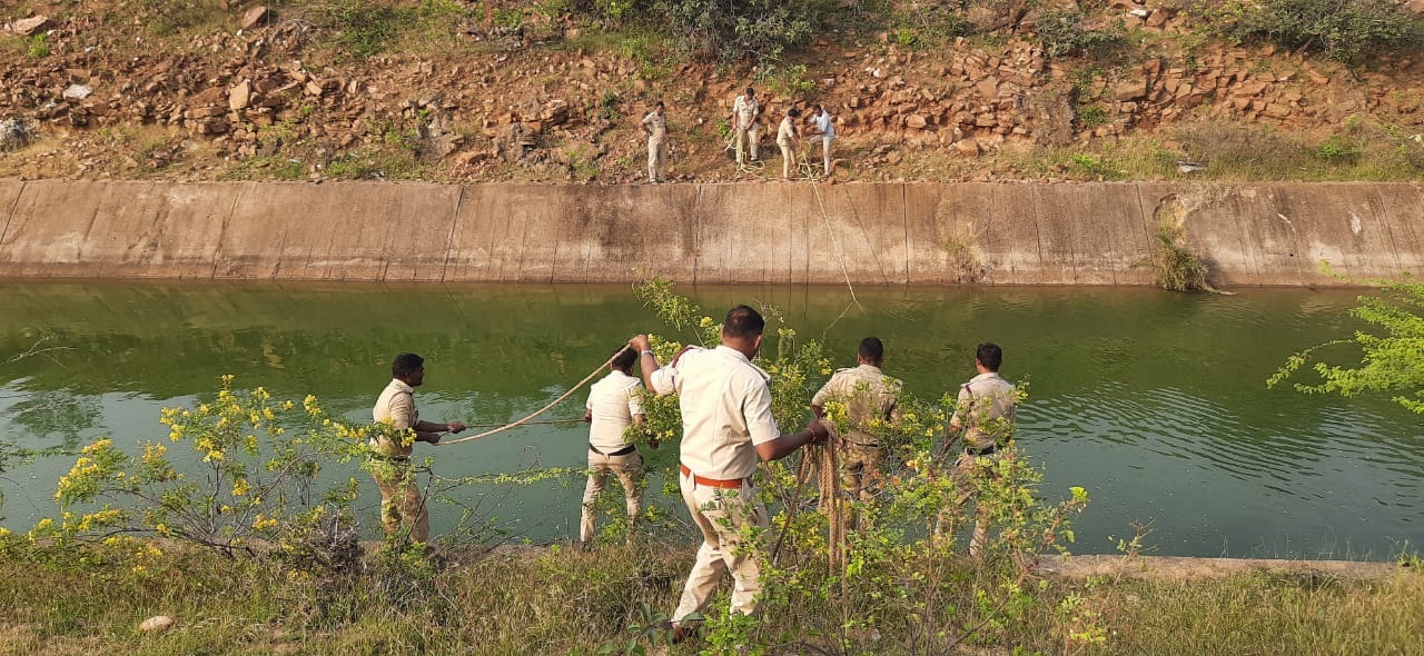 ಕಾಲುವೆಗೆ ಬಿದ್ದು ಮೂವರ ಸಾವು ಪ್ರಕರಣ: ಅಗ್ನಿಶಾಮಕ,ಪೊಲೀಸರ ಕಾರ್ಯಾಚರಣೆ : ಮತ್ತಿಬ್ಬರ ಶವ ಕಾಲುವೆಯಿಂದ ಹೊರಕ್ಕೆ