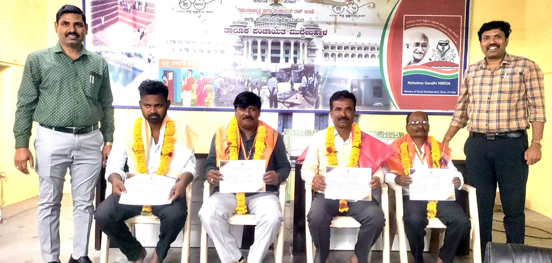 ಮುದ್ದೇಬಿಹಾಳ : ತೆರಿಗೆ ವಸೂಲಾತಿಯಲ್ಲಿ ಶೇ.100% ಪ್ರಗತಿ: ಗ್ರಾ.ಪಂ ನೌಕರರಿಗೆ ಸನ್ಮಾನ