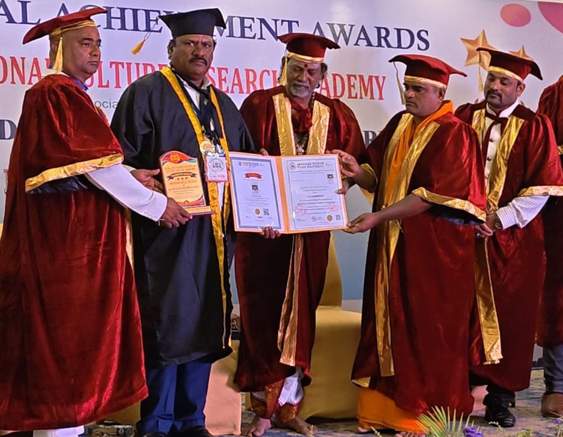 ಮುದ್ದೇಬಿಹಾಳ : ಎಂ.ಕೆ.ಗುಡಿಮನಿಗೆ ಗೌರವ ಡಾಕ್ಟರೇಟ್ ಪ್ರದಾನ