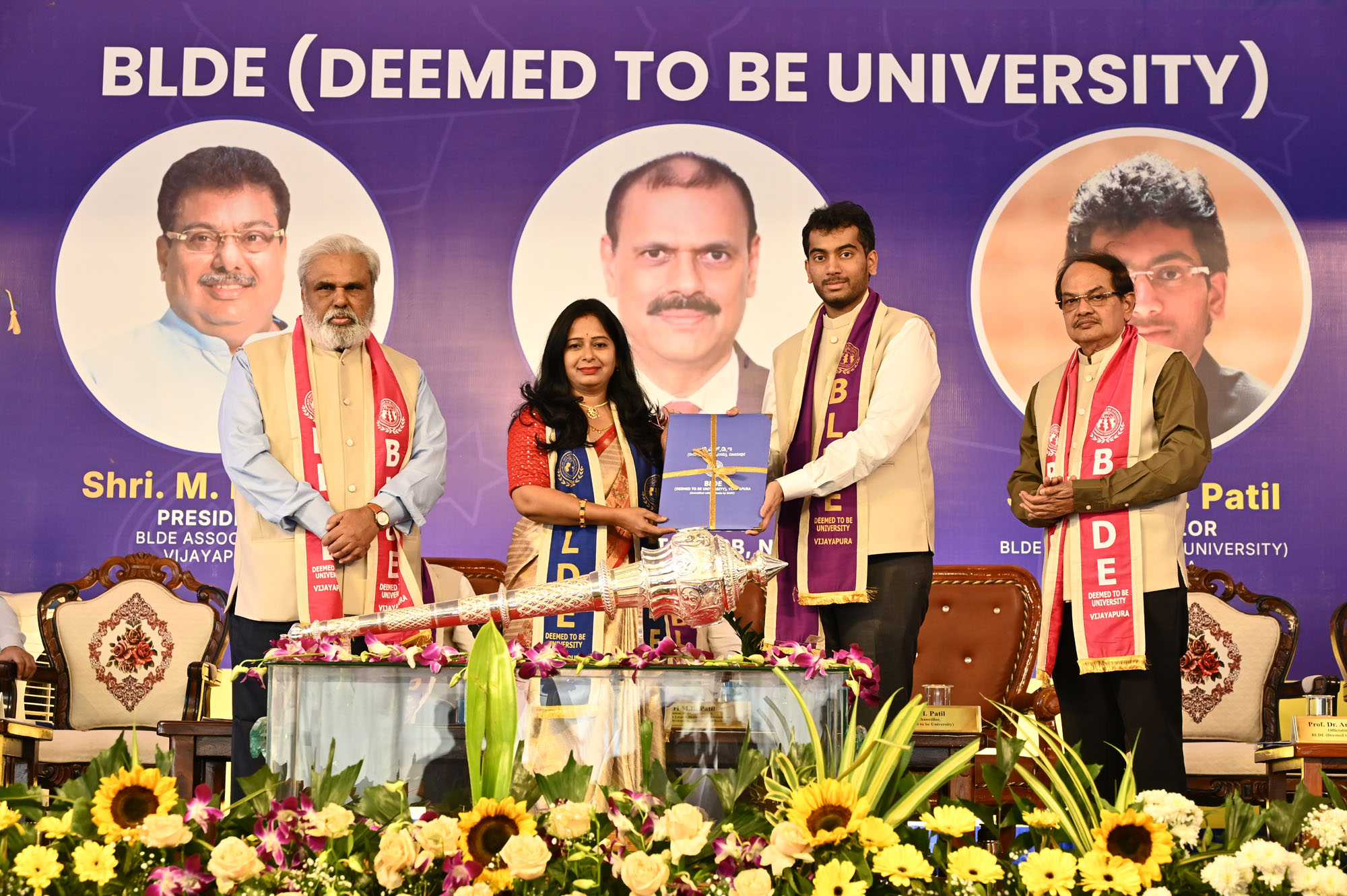 ಜಿಪಂ ಸದಸ್ಯೆ ಪ್ರೇಮಾಬಾಯಿ ಚವ್ಹಾಣರ ಸೊಸೆ:       ಹುಲ್ಲೂರು ತಾಂಡಾದ ದೀಪಾ ಸಿನ್ನೂರಗೆ ಡಾಕ್ಟರೇಟ್