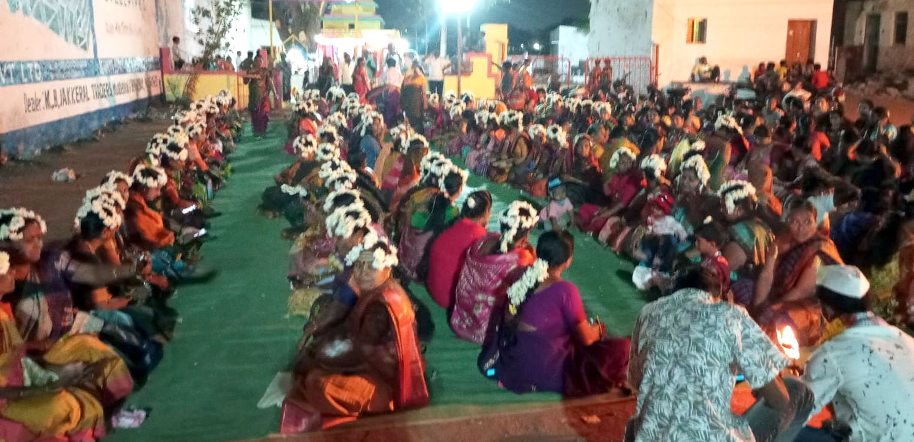 ನೂರಾರು ಸುಮಂಗಲೆಯರು ಭಾಗಿ:                           ಬನಶಂಕರಿ ಸನ್ನಿಧಾನದಲ್ಲಿ ಉಡಿತುಂಬುವ ಕಾರ್ಯ