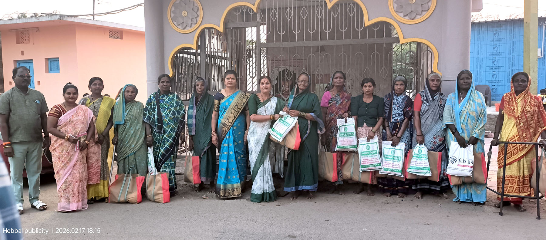 ಶಿವರಾತ್ರಿ ಅಂಗವಾಗಿ ದಿನಸಿ ಕಿಟ್,ಬಟ್ಟೆ ವಿತರಣೆ:               ದಾನ ಕೊಡುವ ಪ್ರವೃತ್ತಿ ಬೆಳೆಸಿಕೊಳ್ಳಿ-ಕಾಶೀಬಾಯಿ ರಾಂಪೂರ