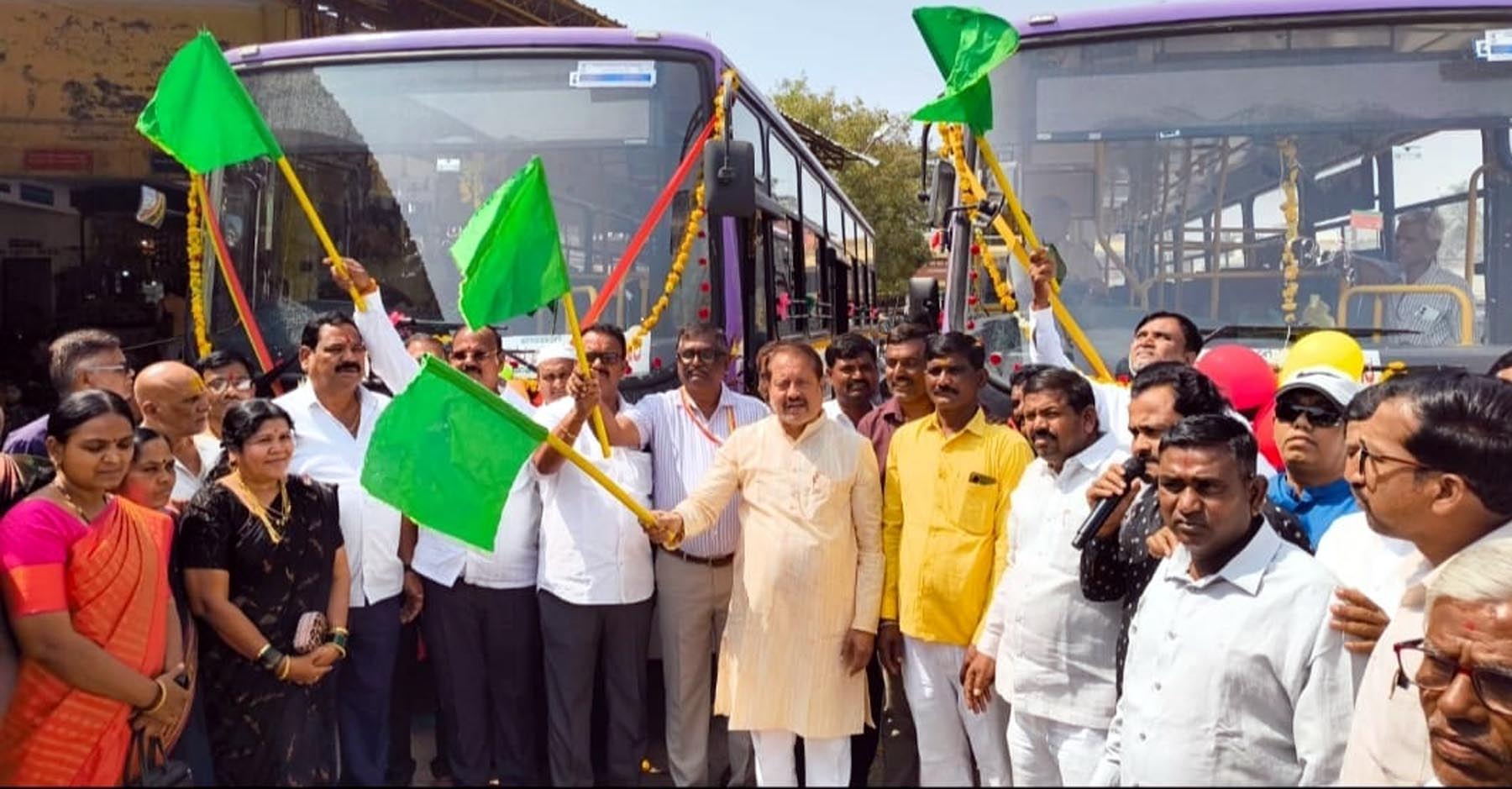 ಬಸ್ ಸೇವೆಗೆ ಶಾಸಕ ನಾಡಗೌಡ ಚಾಲನೆ :           ಮುದ್ದೇಬಿಹಾಳ : ನಗರ ಸಾರಿಗೆಗೆ ಎರಡು ನೂತನ ಬಸ್