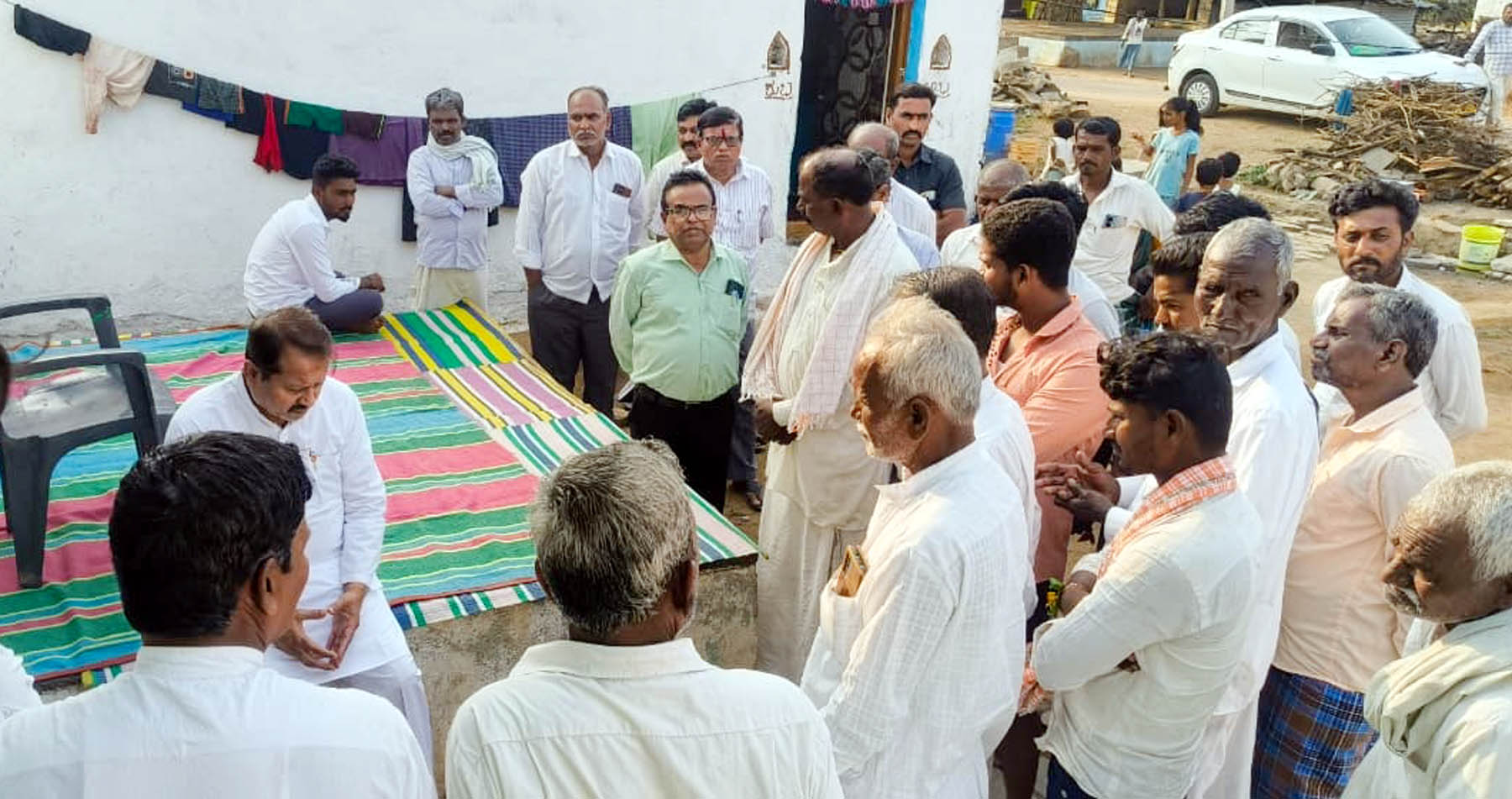 ಹಾವು ಕಚ್ಚಿ ಮೃತಪಟ್ಟ ರೈತನ ಕುಟುಂಬಕ್ಕೆ ಶಾಸಕ ನಾಡಗೌಡ ಸಾಂತ್ವನ