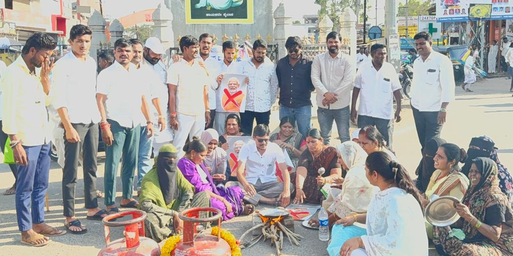 ಒಲೆಯ ಮೇಲೆ ರೊಟ್ಟಿ ಬೇಯಿಸಿ ಪ್ರತಿಭಟನೆ:                     ಪ್ರಧಾನಿ ಮೋದಿ ರಾಜೀನಾಮೆ ಕೊಟ್ಟು ಮನೆಗೆ ತೊಲಗಲಿ