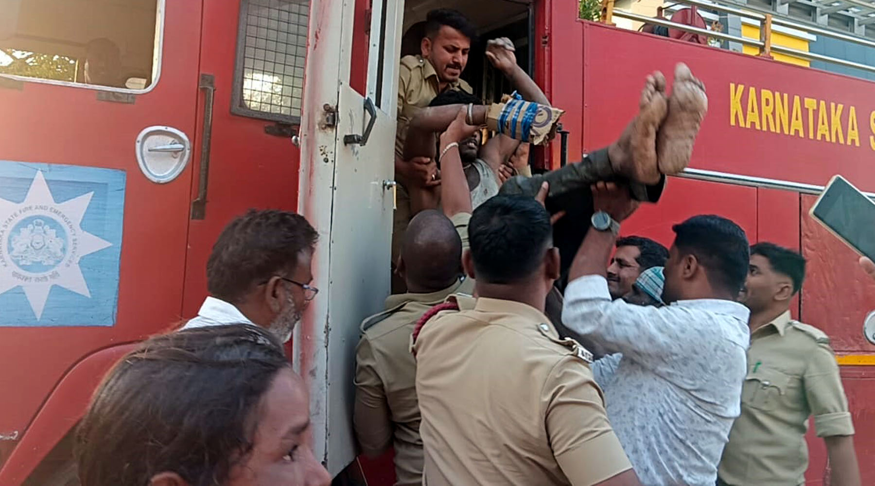 ಅಗ್ನಿಶಾಮಕ ತಂಡದಿOದ ಕಾರ್ಮಿಕನ ರಕ್ಷಣೆ;                ಕಾಂಕ್ರಿಟ್ ಮಿಕ್ಸರ್ ಯಂತ್ರದಲ್ಲಿ ಕೈ ಸಿಲುಕಿ ಎಲುಬುಗಳ ತುಂಡು..!