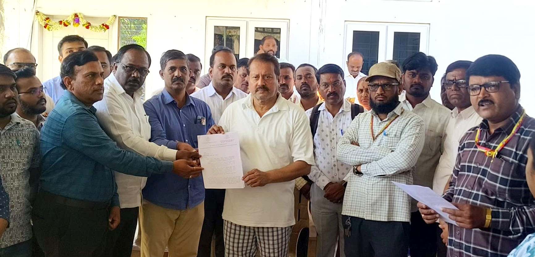 ಶಾಸಕ ನಾಡಗೌಡ,ತಹಶೀಲ್ದಾರ್‌ಗೆ ಮನವಿ ಸಲ್ಲಿಕೆ:           ಮಾ.11 ರಿಂದ ಆರೋಗ್ಯ ಇಲಾಖೆ ನೌಕರರ ಅನಿರ್ದಿಷ್ಟಾವಧಿ ಮುಷ್ಕರ