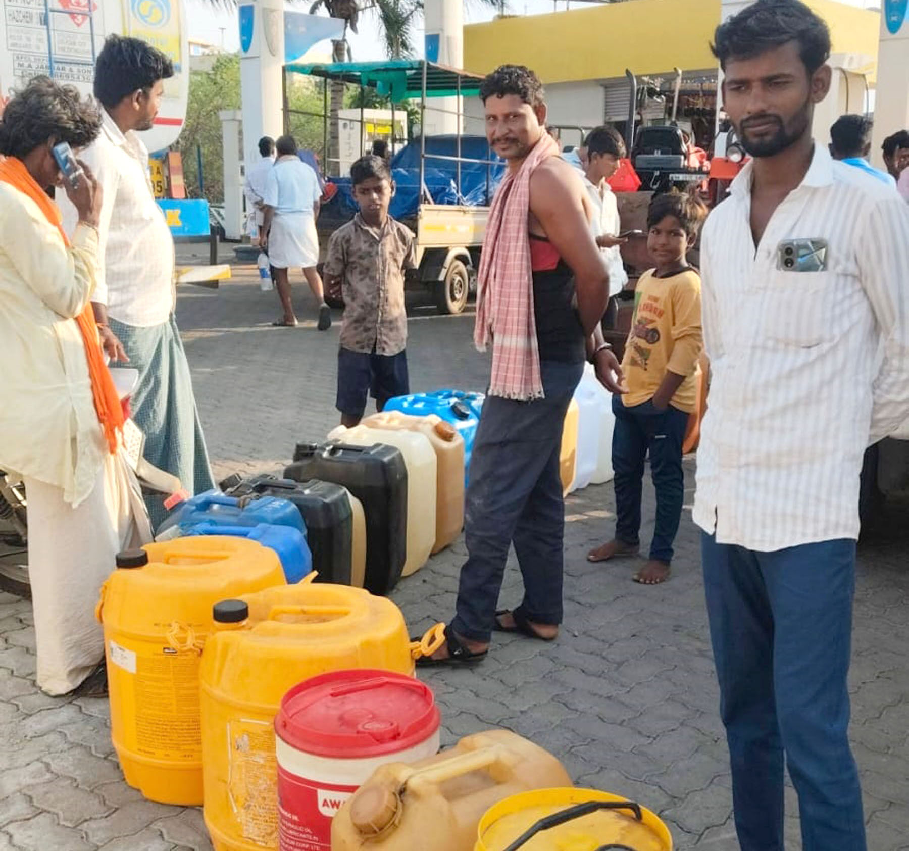 ಡಿಸೇಲ್,ಪೆಟ್ರೋಲ್‌ಗಾಗಿ ಪರದಾಟ:                                       ಖಾಲಿ ಕ್ಯಾನ್‌ಗಳೊಂದಿಗೆ ಬಂಕ್‌ಗಳ ಮುಂದೆ ಸಾಲುದ್ದ ಕ್ಯೂ