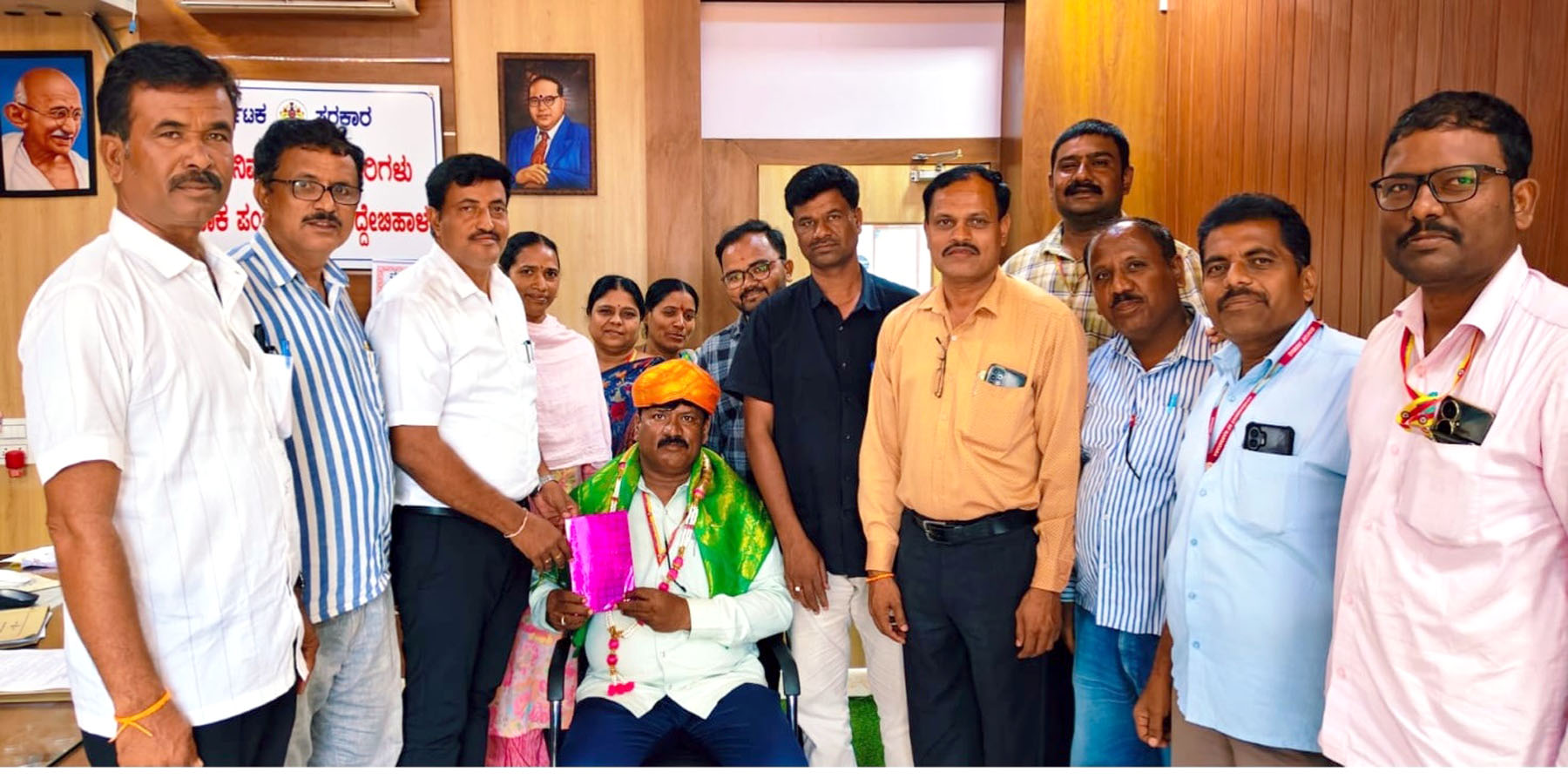 ಮುದ್ದೇಬಿಹಾಳ : ಗುಡಿಮನಿಗೆ ತಾಪಂ ಅಧಿಕಾರಿಗಳ ಸನ್ಮಾನ