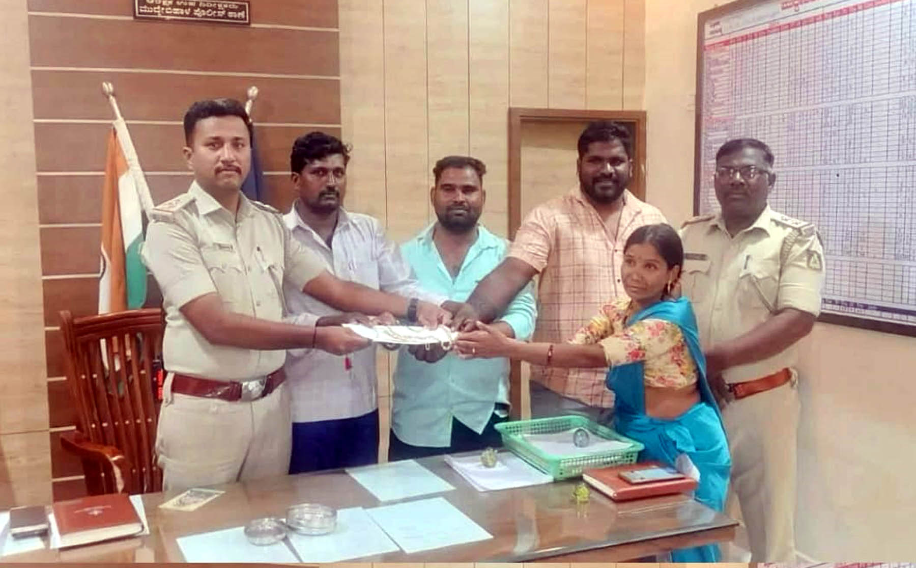 ಮಹಿಳೆ ಕಳೆದುಕೊಂಡ ಚಿನ್ನಾಭರಣ ಮರಳಿಸಿ ಪ್ರಾಮಾಣಿಕತೆ ತೋರಿದ ಯುವಕರು