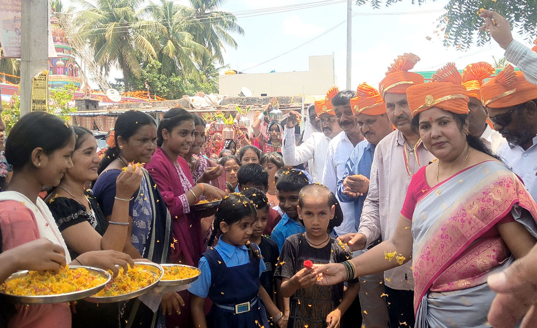 ಎಲ್ಲೆಡೆ ಶಾಲಾ ಆರಂಭೋತ್ಸವ:                                            ಎತ್ತಿನ ಬಂಡಿಯಲ್ಲಿ ಮಕ್ಕಳ ಮೆರವಣಿಗೆಯ ಮೆರಗು