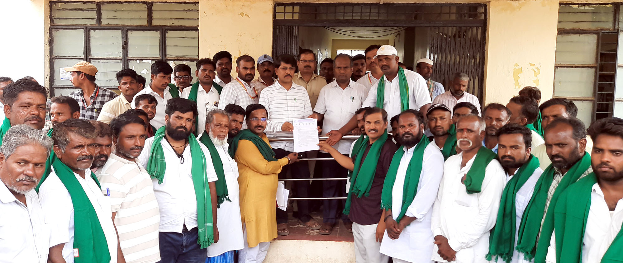 ಹೆಸ್ಕಾಂ ಕಚೇರಿಗೆ ಮುತ್ತಿಗೆ ಹಾಕಿ ಪ್ರತಿಭಟನೆ:             ಅಸಮರ್ಪಕ ವಿದ್ಯುತ್ ಪೂರೈಕೆ,ಟಿಸಿ ಸಮಸ್ಯೆಗೆ ರೈತರ ಆಕ್ರೋಶ