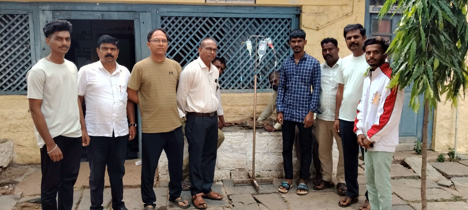 ಅಸ್ವಸ್ಥಗೊಂಡ ಬಿದ್ದಿದ್ದ ನರಿ ಮರಿಗೆ ಚಿಕಿತ್ಸೆ:                ಮಾನವೀಯತೆ ಮೆರೆದ ಯುವಕರು, ಅಧಿಕಾರಿಗಳ ತಂಡ