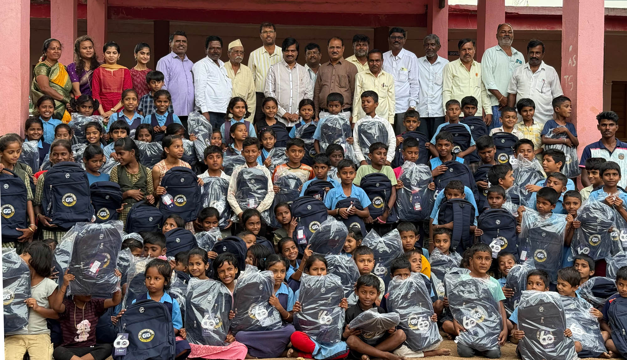 ಕಲಾವಿದ,ಶಿಕ್ಷಕ ಗೋಪಾಲ ಹೂಗಾರ ಮಾದರಿ ನಡೆ: ಜನುಮದಿನದ ನಿಮಿತ್ಯ  ಸರ್ಕಾರಿ ಶಾಲೆಯ 500 ಮಕ್ಕಳಿಗೆ ಉಚಿತ ಸ್ಕೂಲ್ ಬ್ಯಾಗ್