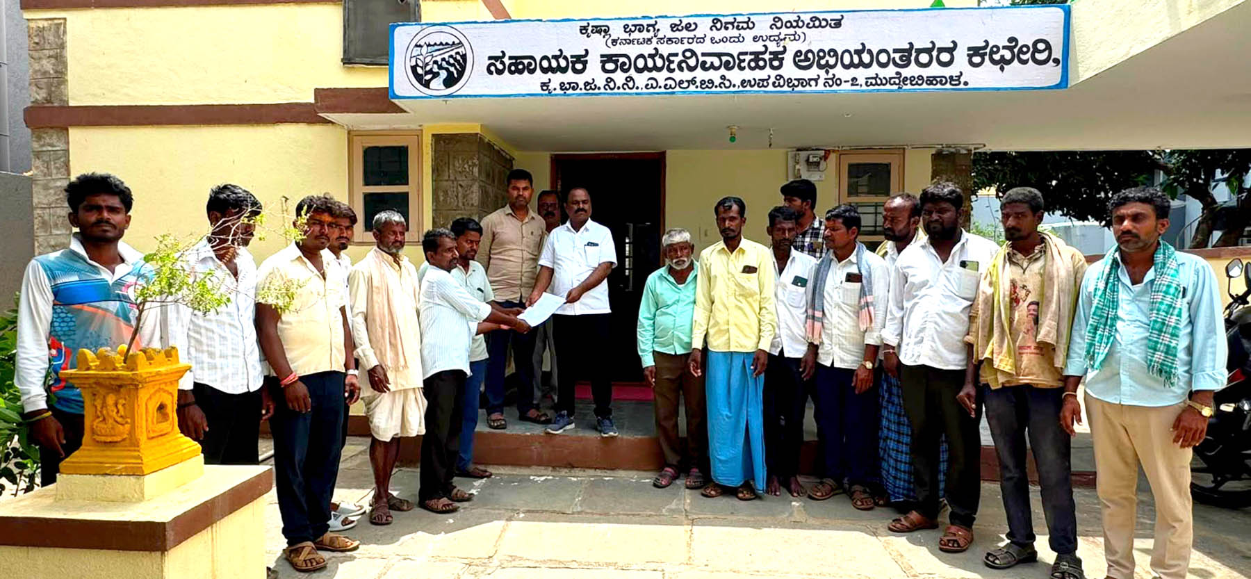 ‘ಕಾಲುವೆಗೆ ನೀರು ಬಿಡಿ,ಇಲ್ಲವೇ ಸಾಯಲು ವಿಷ ಕೊಡಿ’