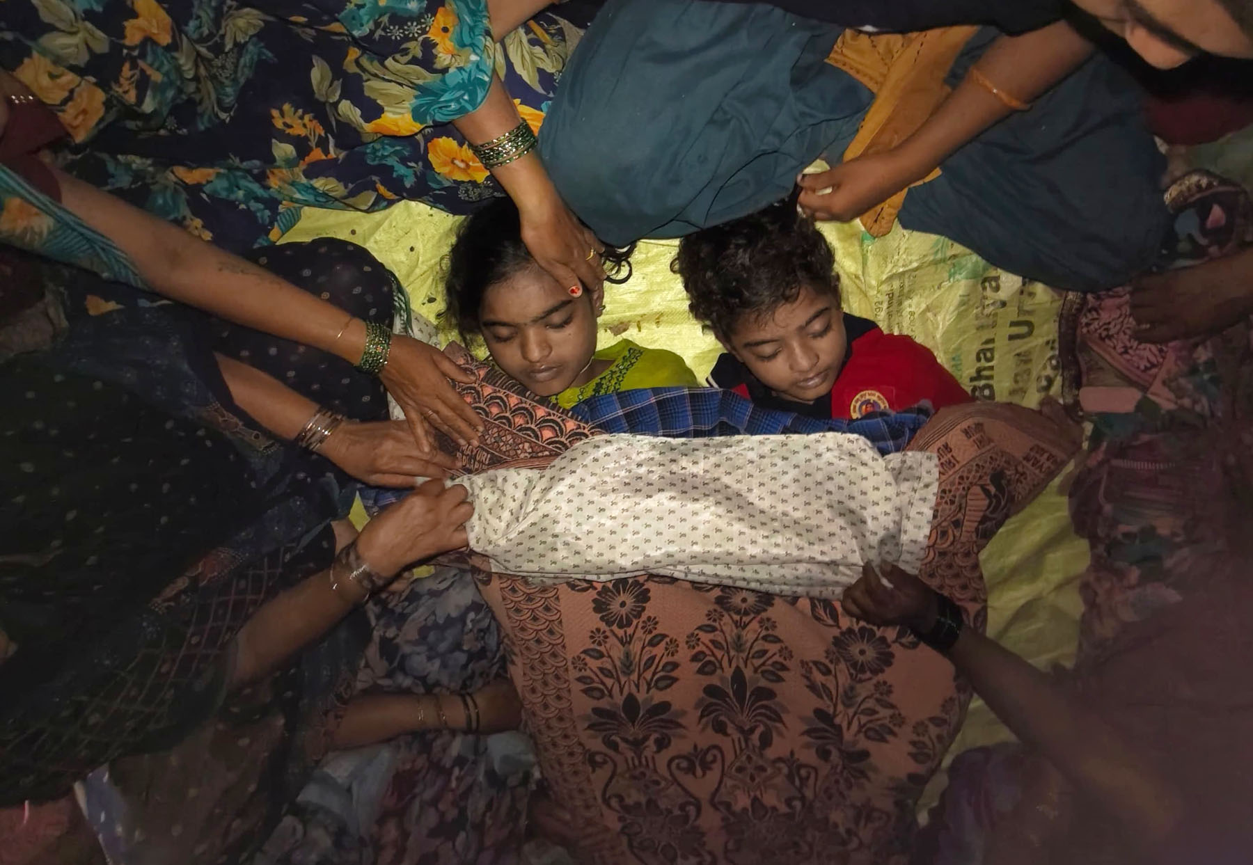 ಬಾವಿ ನೀರು ಖಾಲಿಯಾದರೂ ಪತ್ತೆಯಾಗದ ತಂದೆ :               ತೋಟದ ಬಾವಿಯಲ್ಲಿ ಸಹೋದರಿಯರಿಬ್ಬರ ಶವ ಪತ್ತೆ