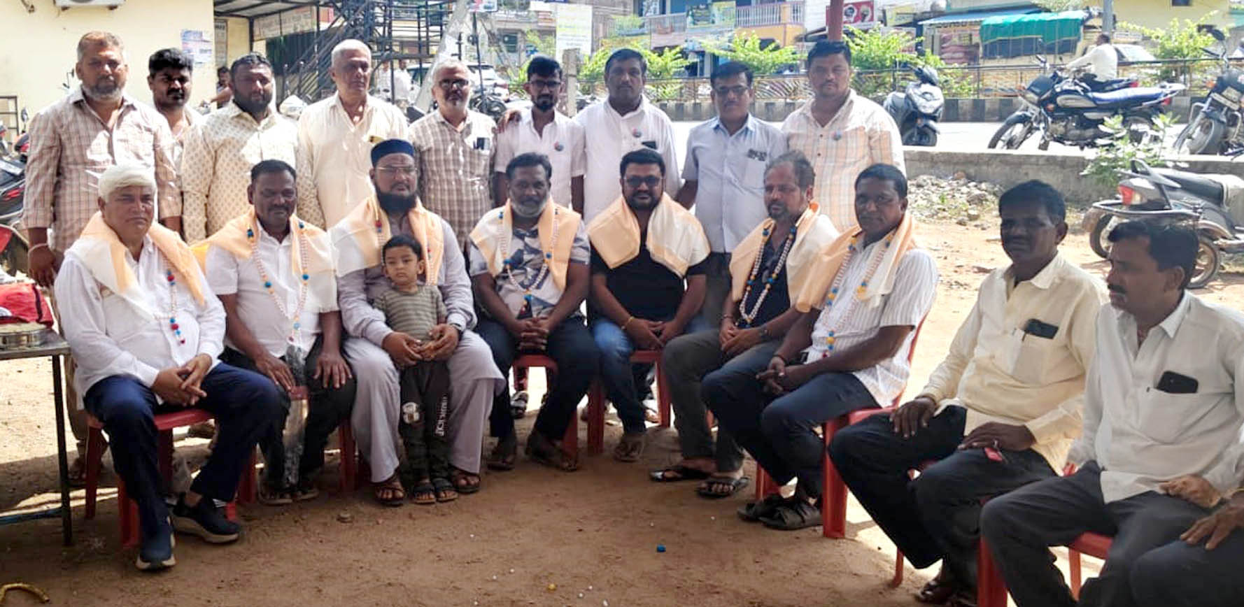 ಟ್ಯಾಕ್ಸಿ,ಜೀಪ್ ಚಾಲಕರು,ಮಾಲೀಕರ ಸಂಘದಿoದ ಭಾವೈಕ್ಯತೆ ಸಂದೇಶ